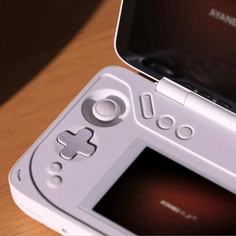 Ayaneo Flip DS Handheld Console - AMD Ryzen 7840U, 16 GB LPDDR5X, 512 GB SSD, Milky White image number 4